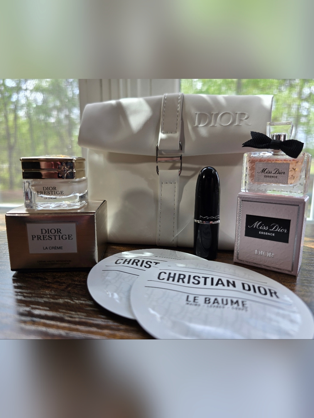 Dior 6-Piece Beauty Set: White Cosmetic Pouch with Mini Skincare & Fragrance Set - Picture 7 of 7